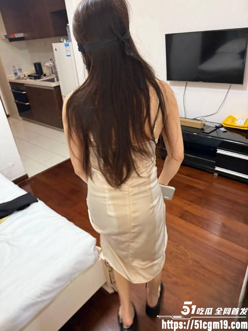 海角乱伦大神大宝大宝贝儿 妈妈跟爸爸吵架 酒店穿了个吊带 忍不住就把她给强奸了