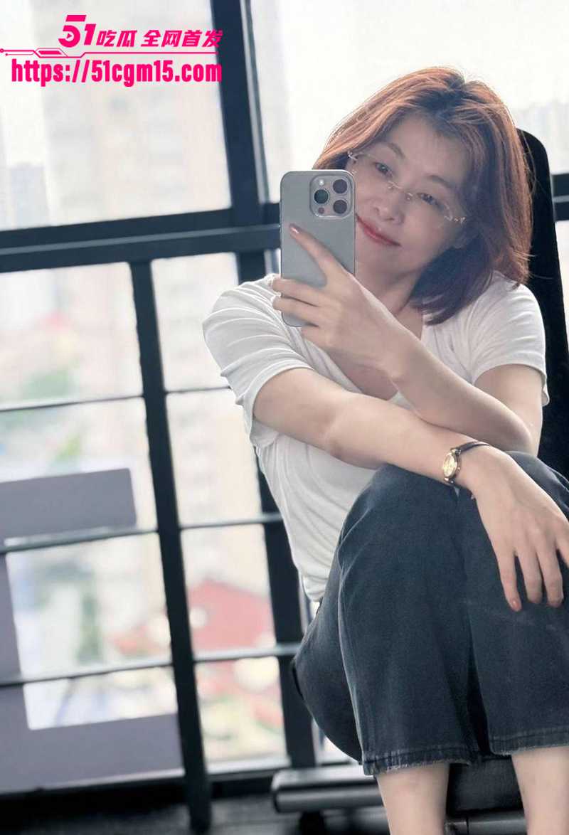 短发少妇玩约炮遇真神 被深度开发释放淫性 任由大神操弄拍摄 跪舔享受爆操 只为高潮！
