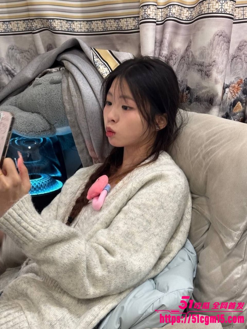 高颜值嫩妹 韩雨桐 直播录屏流出 开档黑丝包裹美腿蹂躏骚穴 一边玩手机一边享受高潮