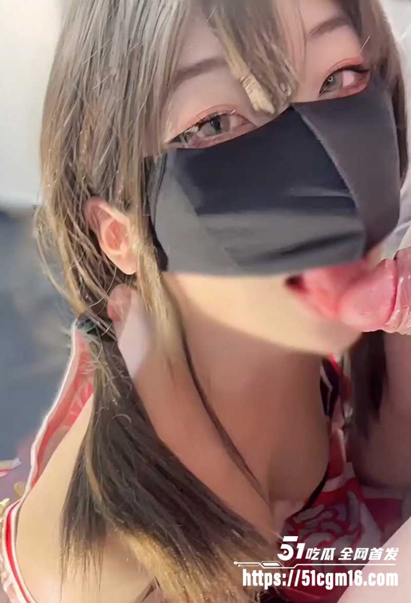 可爱福利姬 星十三 COS原神胡桃侍奉肉棒 小嘴紧含猛舔深喉 像饿了好久的淫娃 在吸取主人精华！