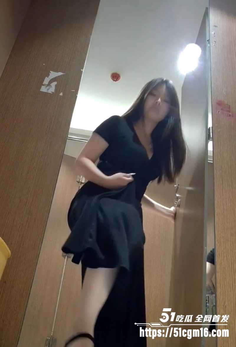 素人小姐姐厕拍合集 各种黑森林嫩穴与肥臀特写 真实到让人脸红心跳的顶级偷窥享受！