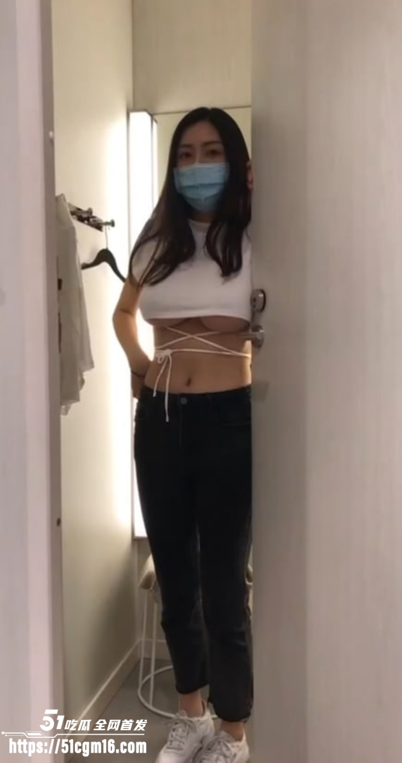 台湾素人空姐性爱自拍 肥厚大奶骑乘乱甩 吐舌发骚身姿诱人 各种爆操打桩彰显淫靡饥渴