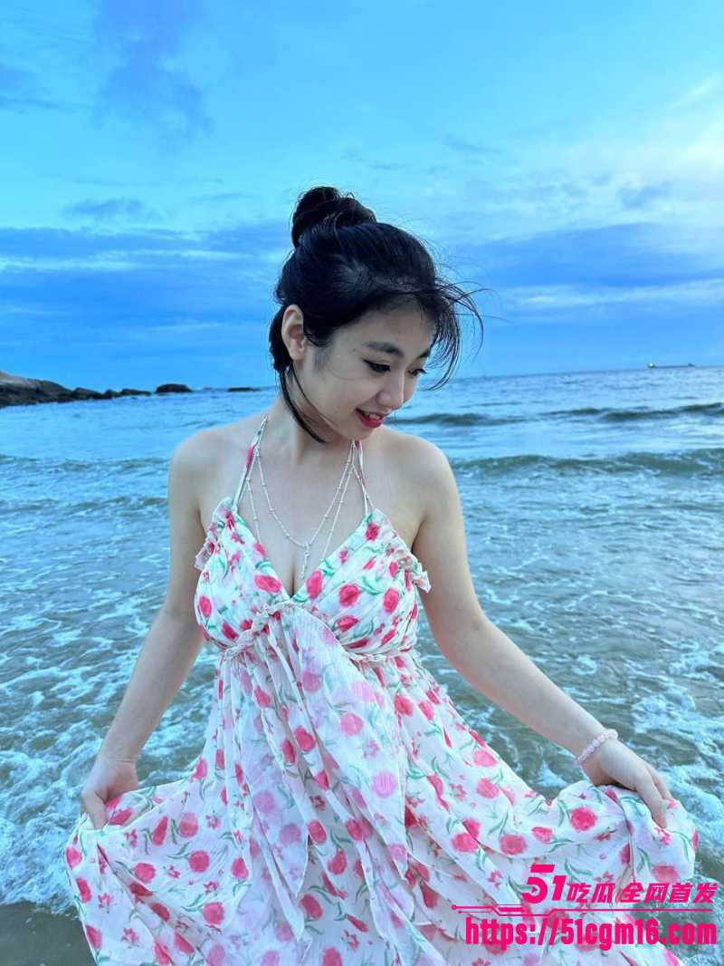 广东巨乳学生妹 张子月 为爆火公开宣言给所有野爹看身体 童颜巨乳 反差感拉满！