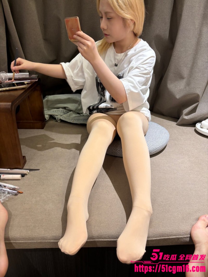 黄毛精神小妹与男友酒店性爱自拍 身穿制服肉丝口足并用挑逗肉棒勃起 骑乘后入抽插无套猛怼蜜穴