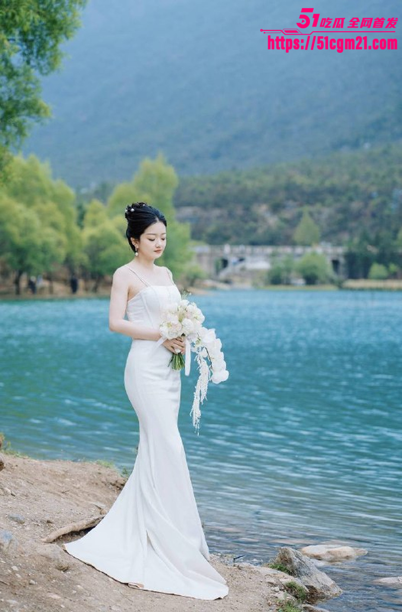 上海人妻 黎馨 出轨金主 风骚尤物全裸跪舔肉棒 骑乘抽插浓精颜射