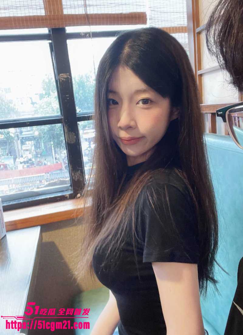广东精神小妹 群聊爆料私拍 全程露脸双洞同时被侵犯 后入狂插时还卖力吮吸假屌！