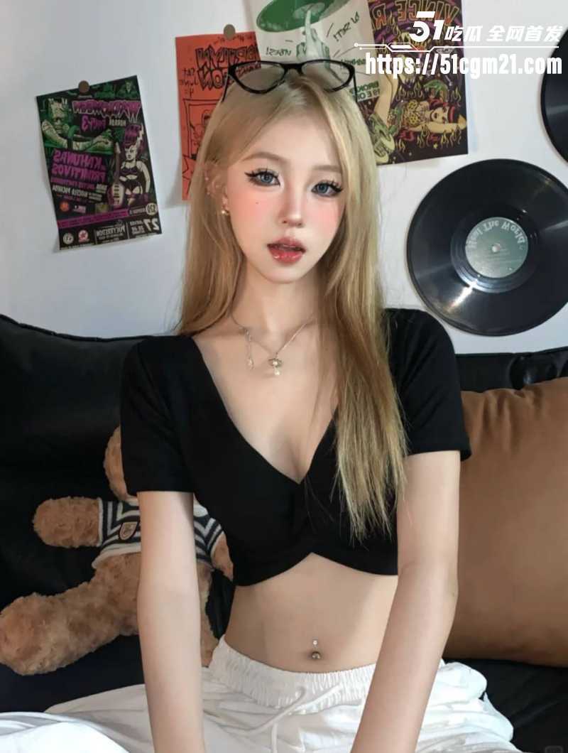 辽宁校花 张雪瑜 和男友激情做爱深喉吃鸡 被偷拍爆光 反差母狗本性暴露
