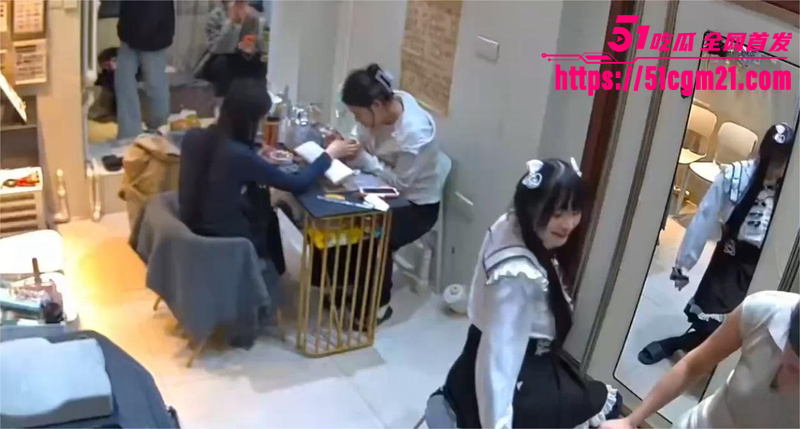 坦克小仙女做美甲现场又接主人任务 逼塞跳蛋当场漏尿潮喷 惊呆众人满脸红晕逃离！