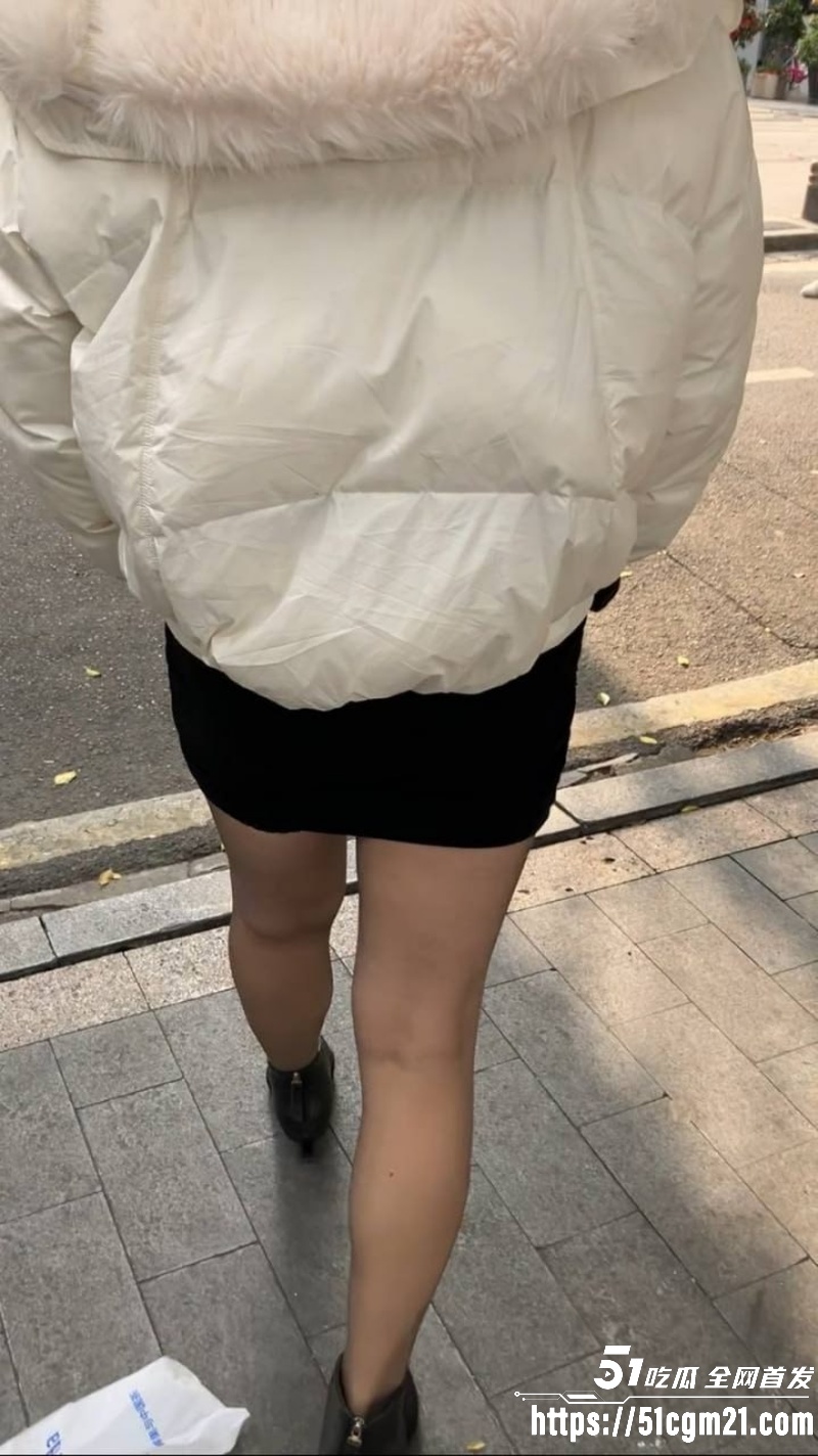 51原创爱吃饺子和嫂子 嫂子塞着跳蛋出门吃饭 秒变骚母狗迫不及待在车里索取
