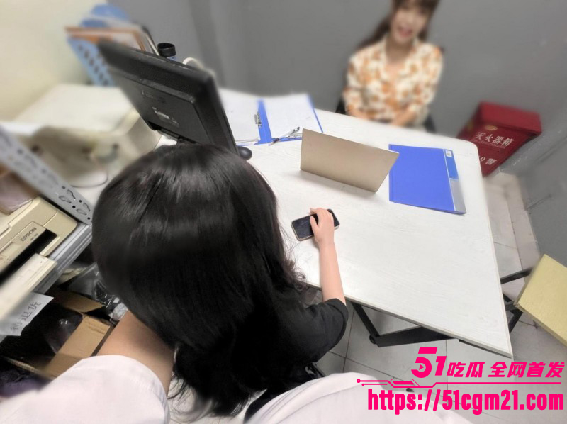 乱伦大神 舅妈的爱情故事 在女朋友背后扣舅妈的逼 两女的腿一起摸