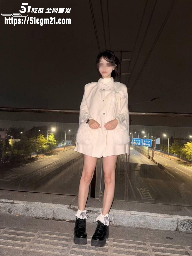 乱伦大神 意淫自己妹妹 桥下车来车往 桥上进进出出 旁若无人天桥激战