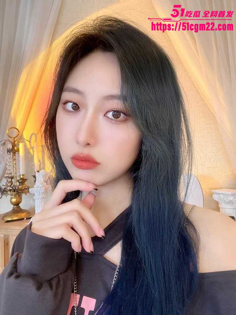 哈尔滨性感女大 露脸性爱自拍 深喉手冲玩法淫靡 美乳翘挺令人垂涎欲滴！
