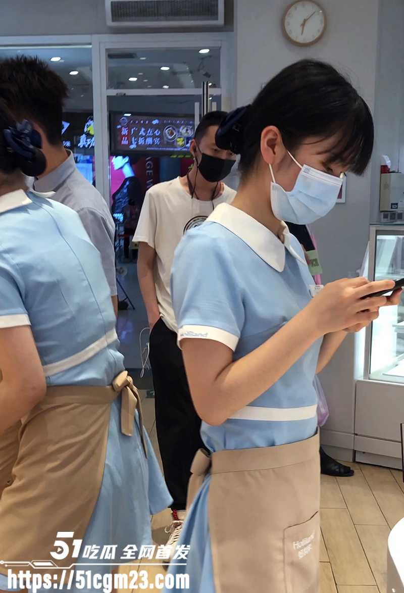 好利来小姐姐抄底偷拍福利 薄内裤紧紧勒出美鲍轮廓 肉感满满太犯规！