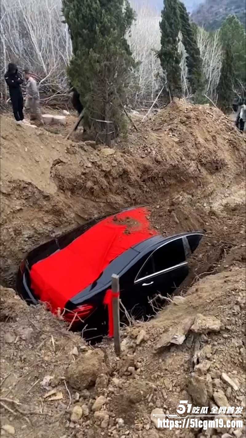 东北一大哥离世竟把百万奔驰S450L直接随葬入土 8888连号豪车被活埋 太壕了！
