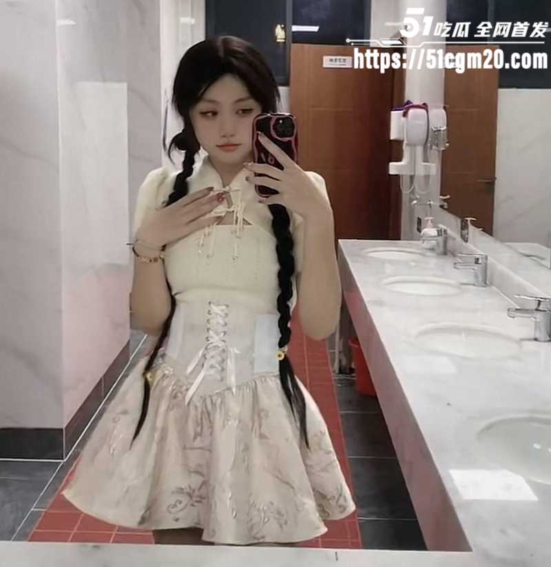 极品大奶少妇 沈嘉羽 自拍做爱视频 良家少妇表面抗拒 实则骚爆吃鸡怼脸狂插