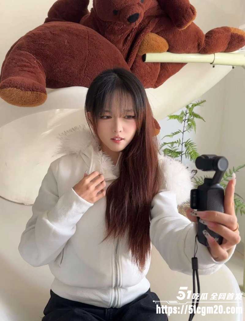 河南高颜值骚货 严诗雅 舔蛋蛋风骚入骨 翘大屁股扭动求后入 被金主高速打桩