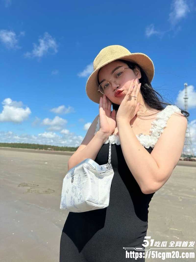 广西老表和越南媳妇激情自拍泄露 媳妇发现被拍娇羞打人 转头女上位狂扭骚逼