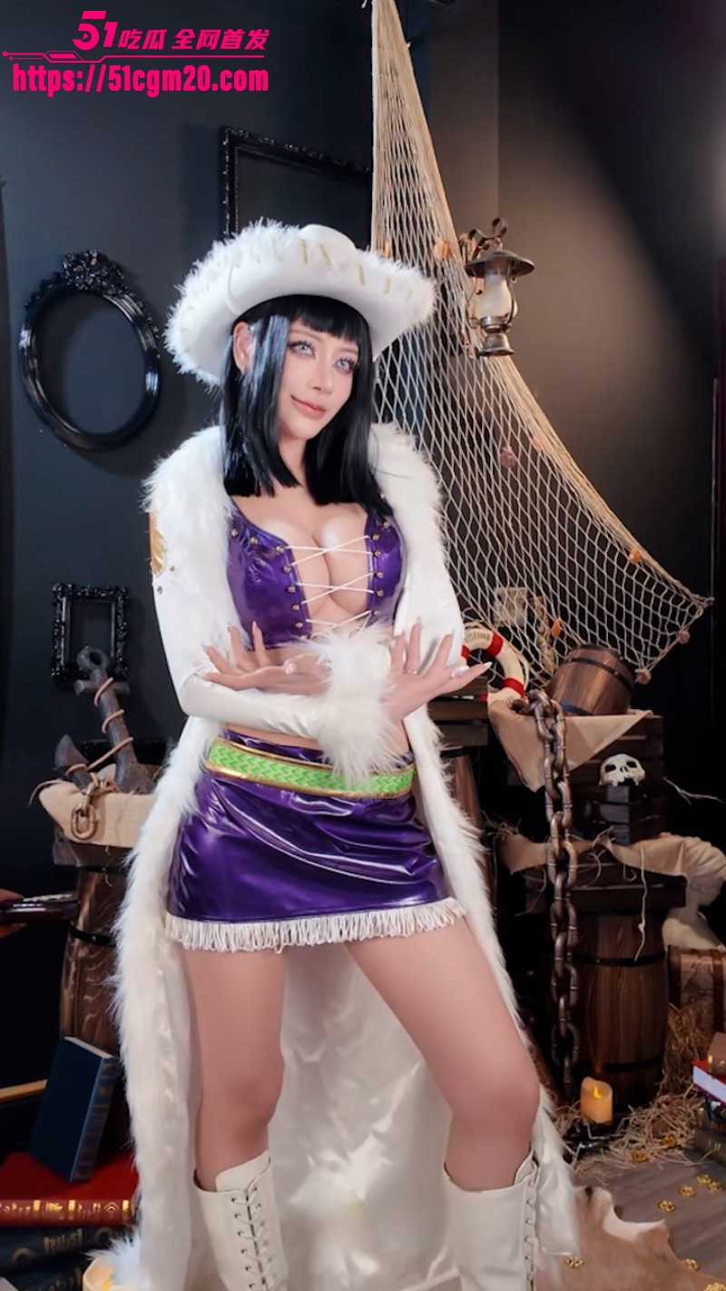 日本知名coser Byoru 化身妮可罗宾 身材火辣骚气勾魂 还原度独一无二！