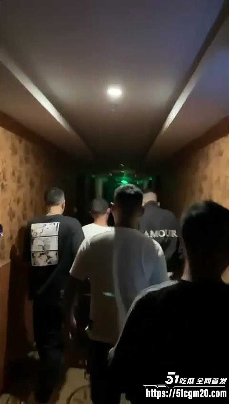 原配带兄弟抓奸现场直击 奸夫被大嘴巴狂抽耳光 打得鼻青脸肿跪地求饶 太解气了