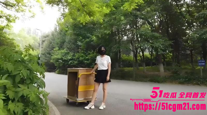 国产露出天花板 北京天使Ariel 侧漏箱系列 光天化日公园穿行 52分时长全程刺激！