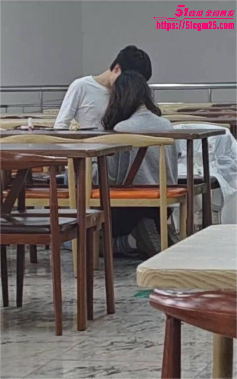 大学生情侣上演食堂激情 镜头前舌吻调情毫不避讳羡煞众人