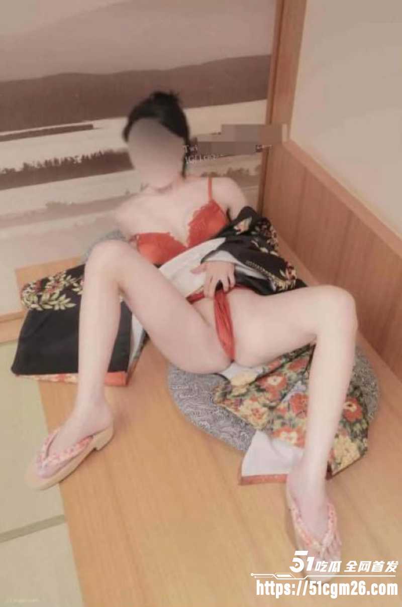 推特香港空姐Patreon 会员福利 丝袜制服极致性感诱惑 让人一看就硬欲罢不能！