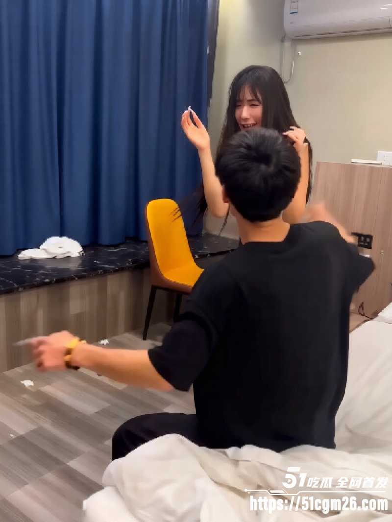 男子出轨被抓奸在床 女友带姐妹酒店暴打小三 跪地求饶一片混战太解气
