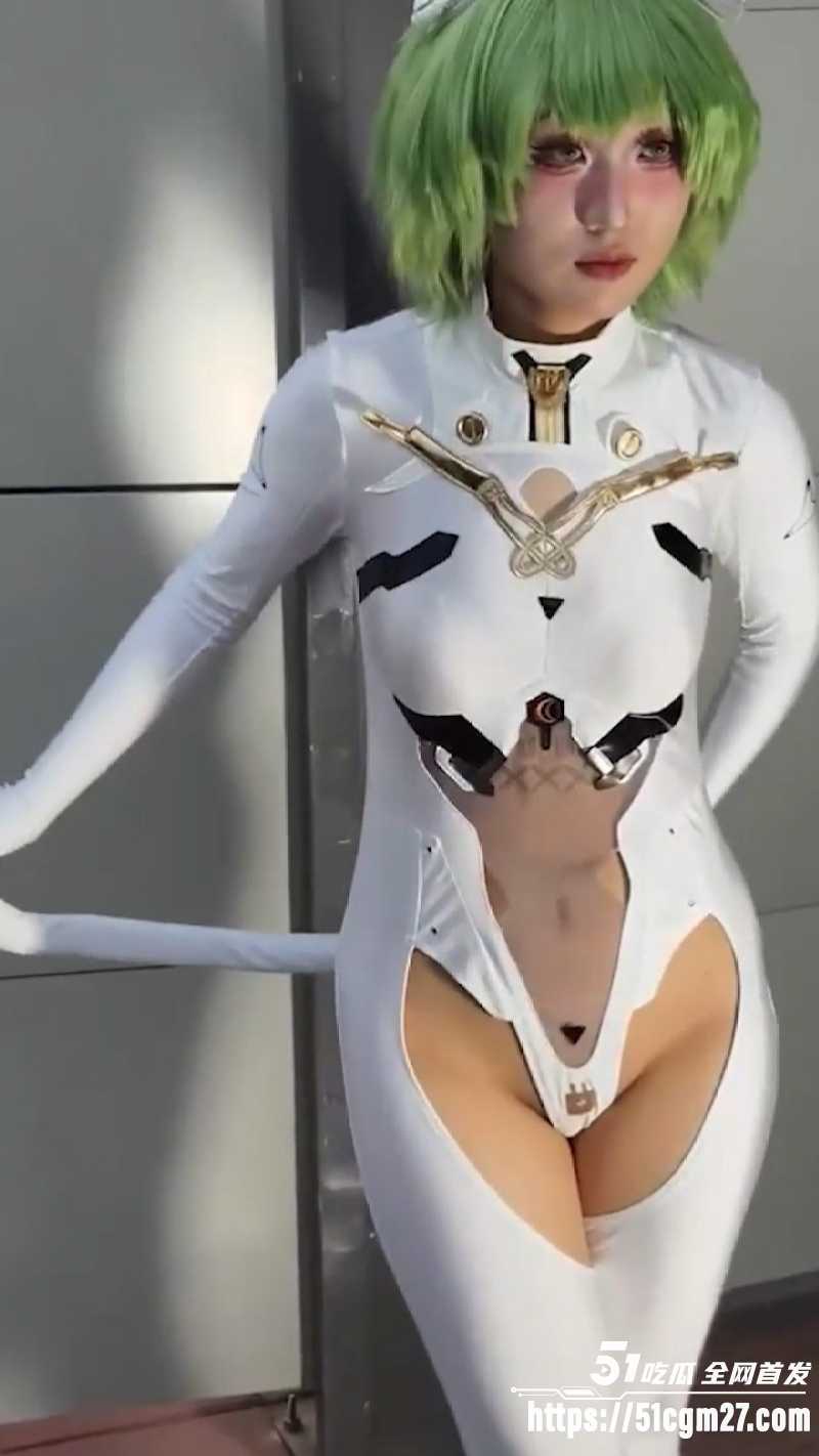 漫展反差COSER 不穿内裤中空露出 被拍逼毛一清二楚 现场狂拍太不要脸！