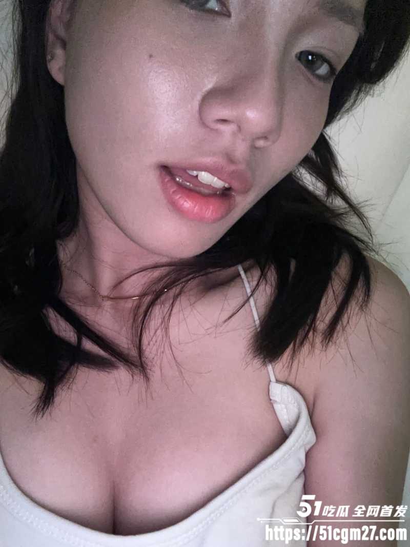 深圳颜值骚妹 林恩熙 跟男友性爱私拍泄漏 清纯可爱外表下竟是极品母狗