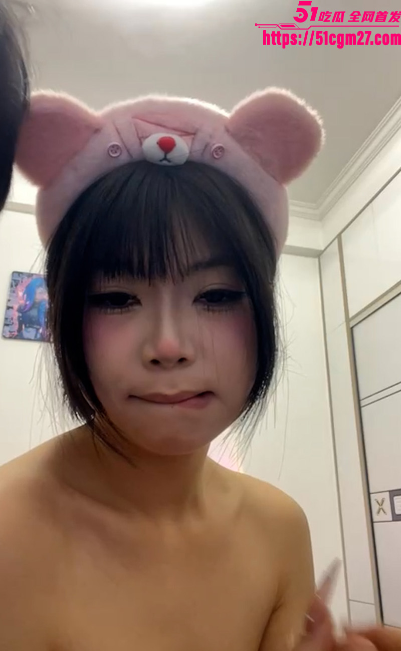 06年精神小妹下海大秀 穿黑丝吊带被猛泻火 全方位激战场面反差感爆棚！