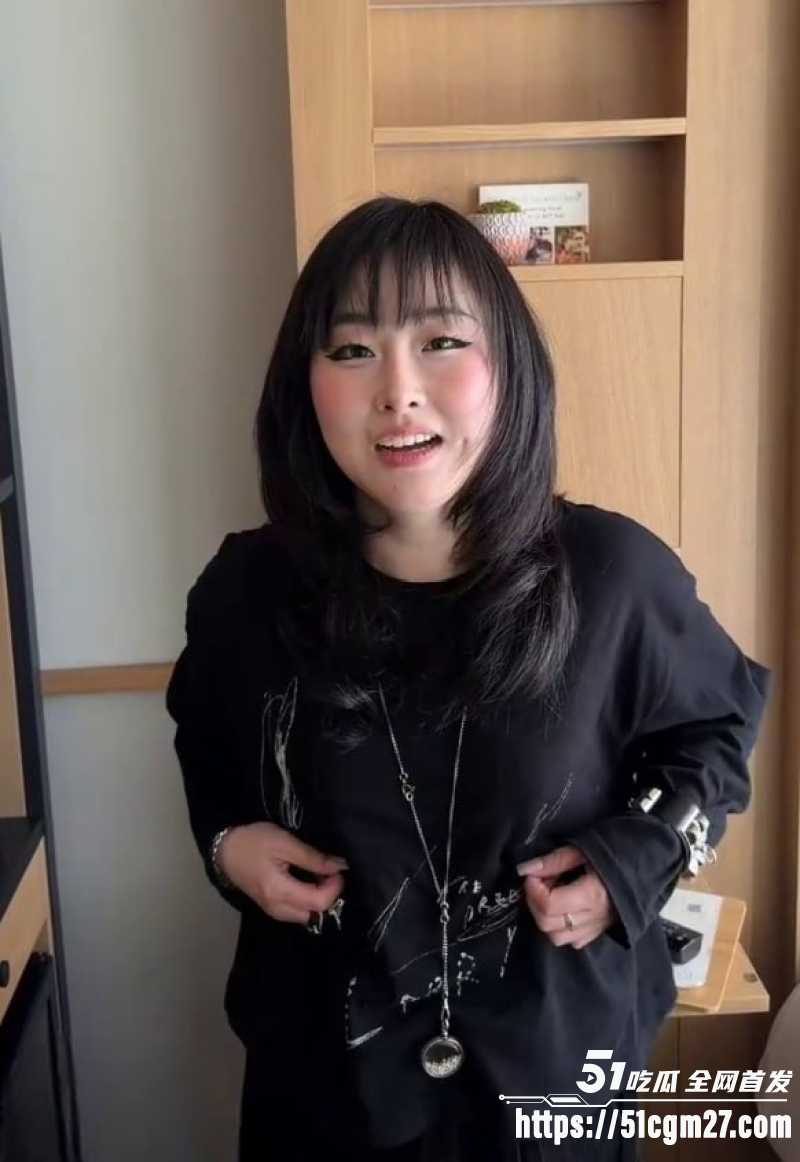 阿黑颜女神 噗噗 新作 邀请粉丝当摄影师 情趣内衣黑丝私密拍摄做爱狂欢！
