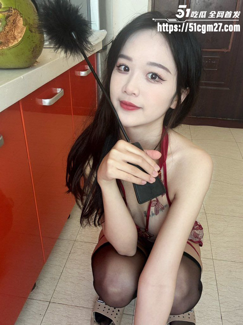 骚货精神小妹 私拍视频 浓密阴毛骚逼一览无余 玉足挑逗镜头表情超下贱！