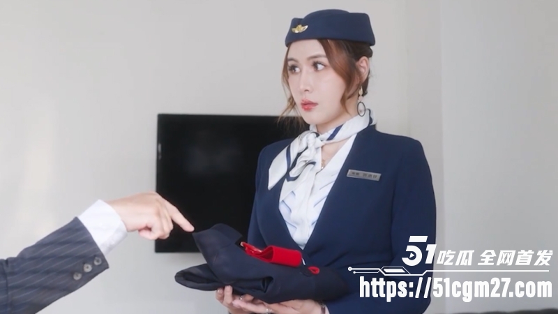 麻豆传媒映画 艾悠与艾熙 蓝天航空黑丝空姐 升迁性爱调教 巨乳双飞！