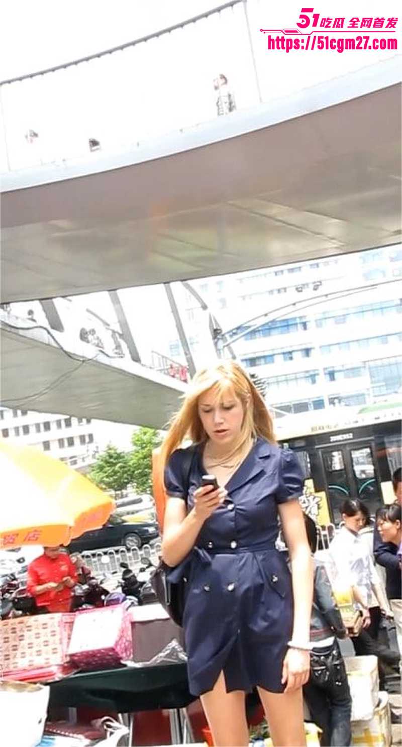 抄底大神商场偷怕 多位美女不穿内裤逛街 肥美鲍鱼勾人心扉 真是太刺激了！