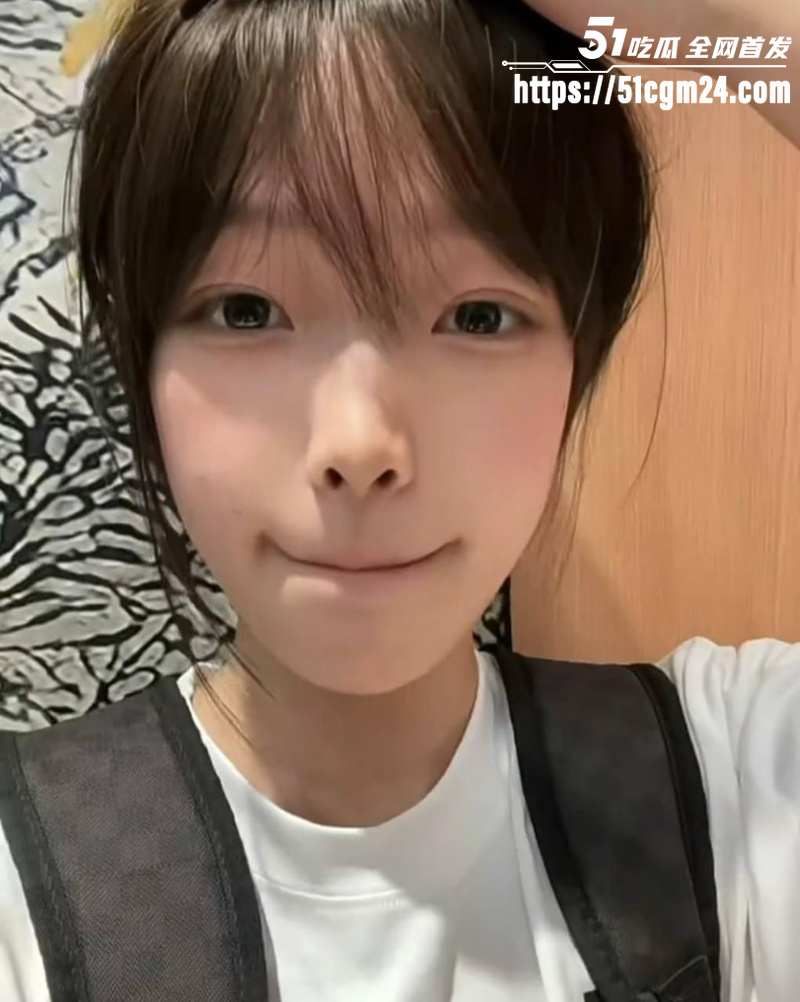 柳州学生妹 孙莹莹 服侍金主被无套后入爆操 07年的稚嫩翘臀十分养眼！