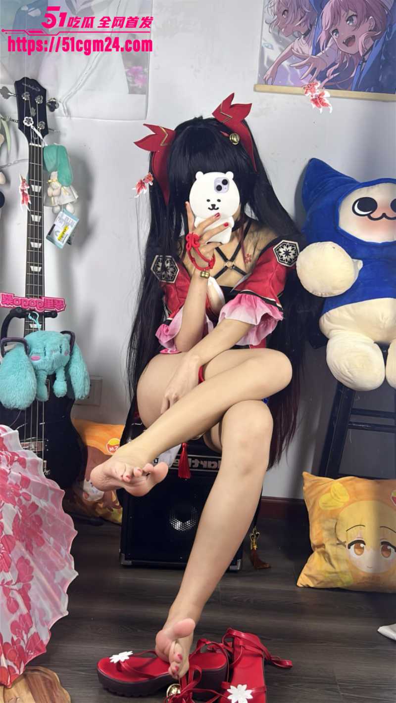 二次元福利姬 琴里gogo梨 cos星穹铁道花火 玉足韵律起伏与琴长 瞬间绞杀足控！