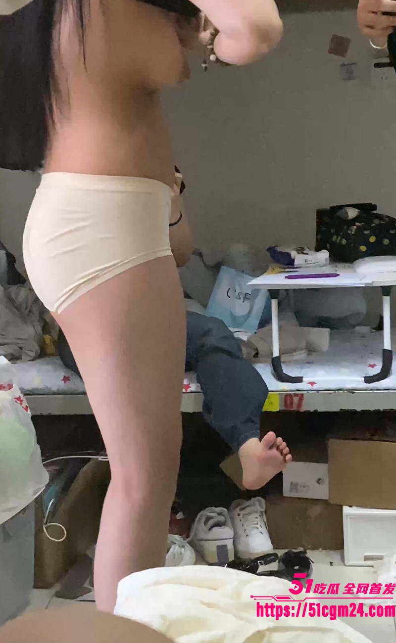 宿舍偷拍极品女大 腰细腿长前凸后翘 白嫩骚逼紧致极品 每个角度都想干烂的骚货