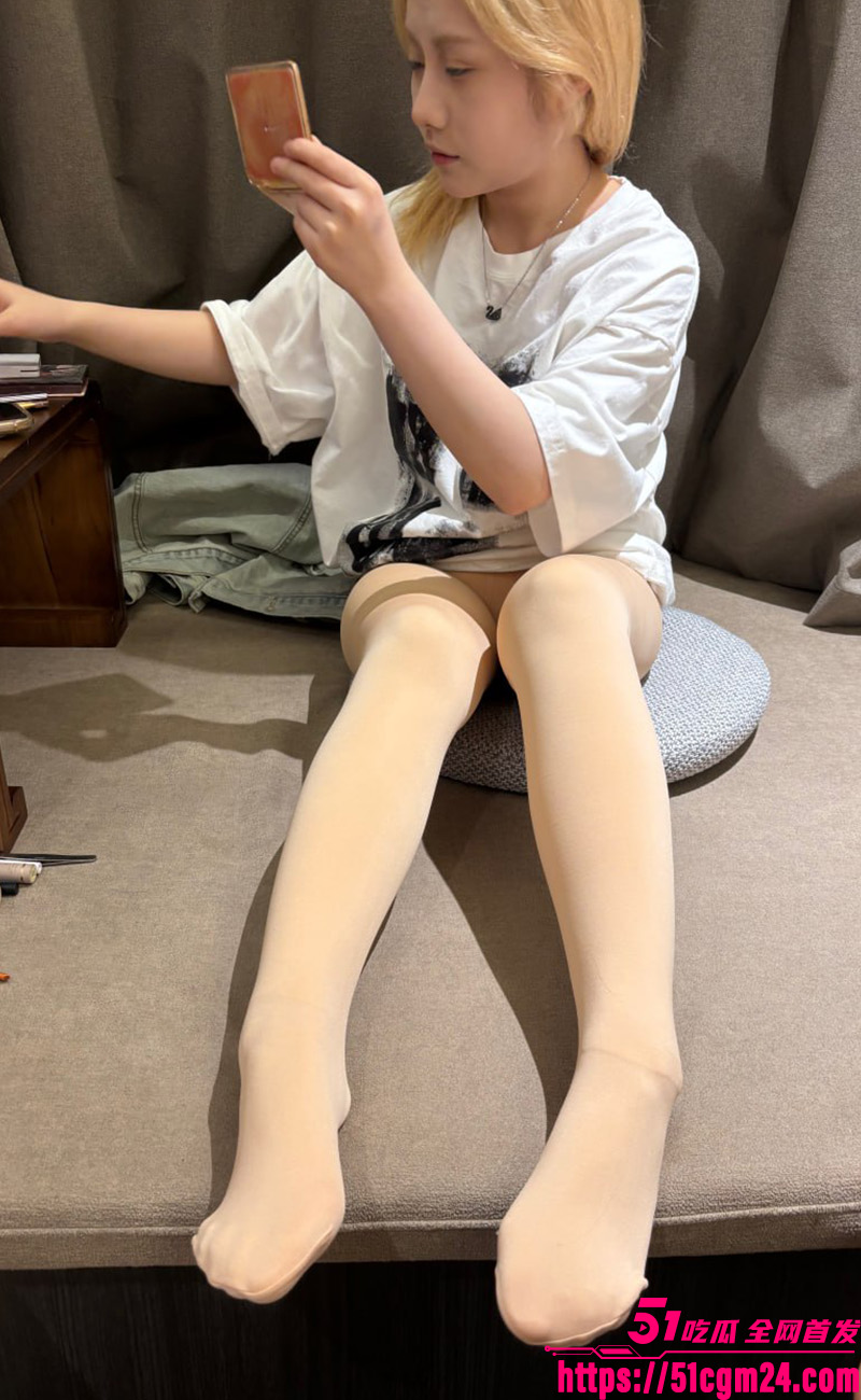 深圳高颜值大学妹 被纹身大哥无套中出 性感白丝缠绕大屌 白虎骚穴被操出花
