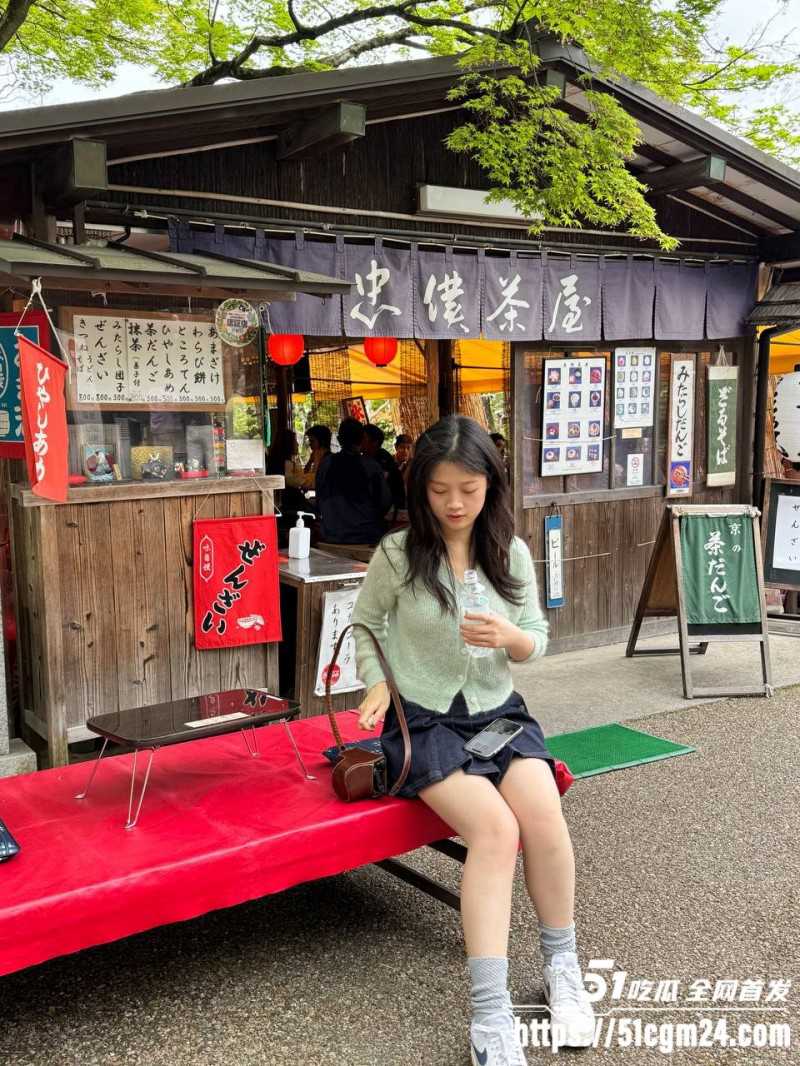 大三学生妹被金主包养私拍流出 日本伴游各种蹂躏酮体 口穴并用服侍肉棒彰显骚姿