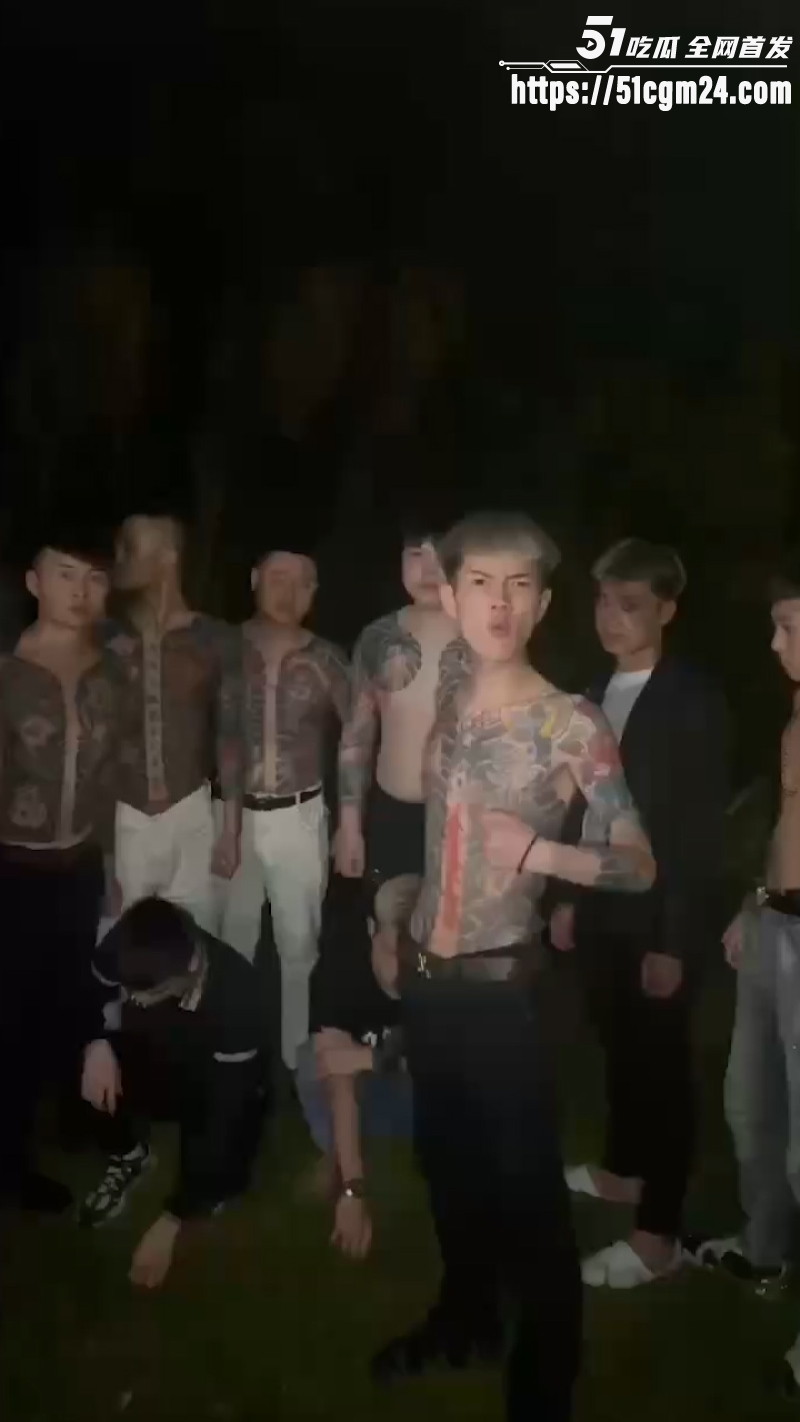 精神小伙又翻车了 鬼火摩托杀马特起初牛逼哄哄 结局反转被打得全裸跪地求饶！