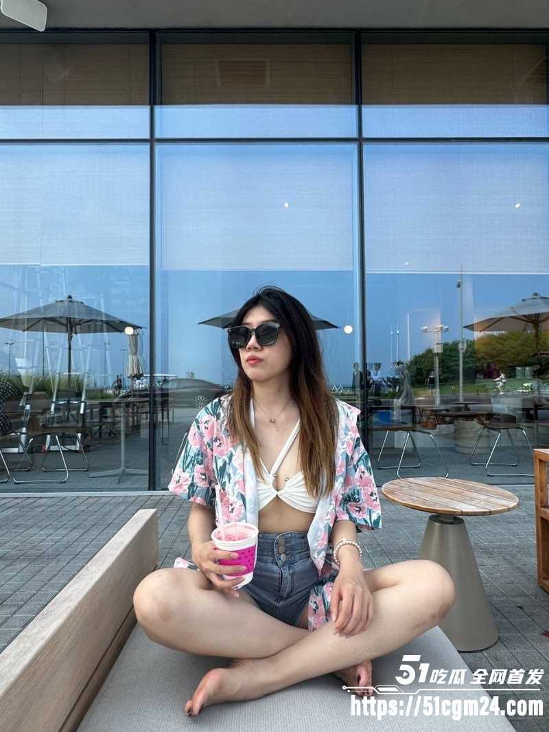 天津极品少妇 骚浪双全下面毛绒绒 圣诞装激情啪啪干炮 床上闷骚眼镜妹太顶