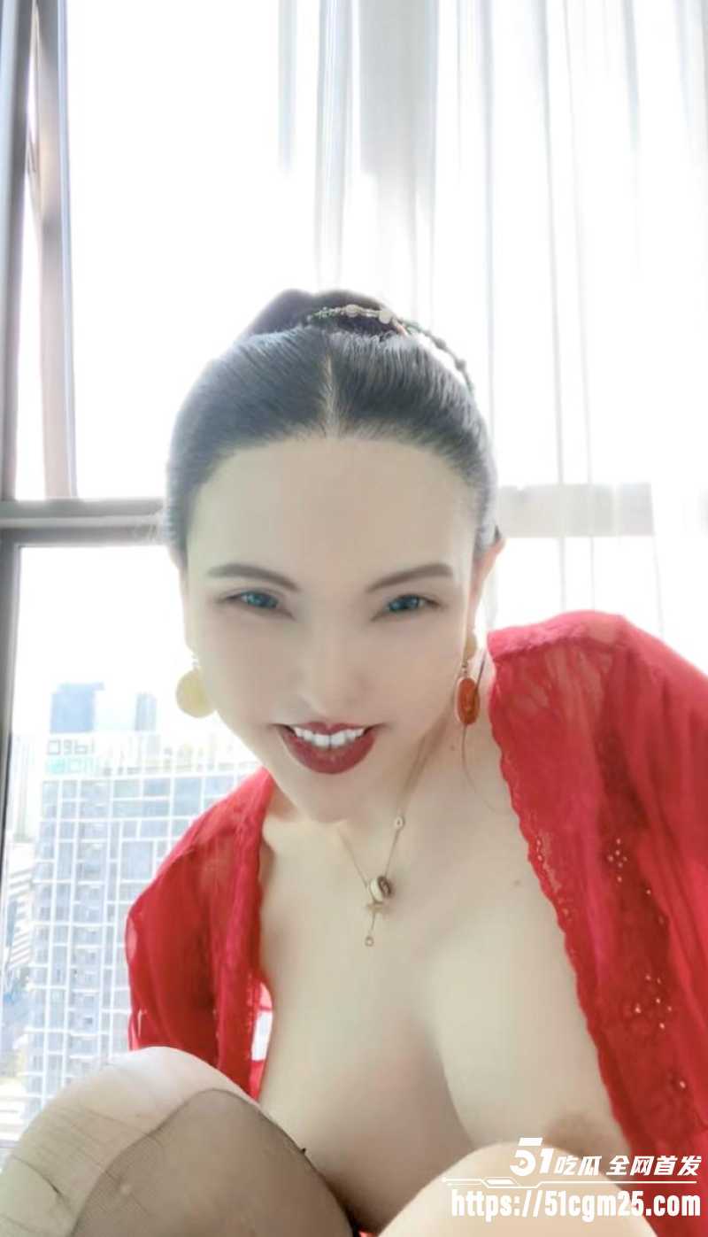 直播天后 水母娘娘 挑战极限30cm巨屌深喉 高跟鞋插逼玩到失禁 真是太狠了！