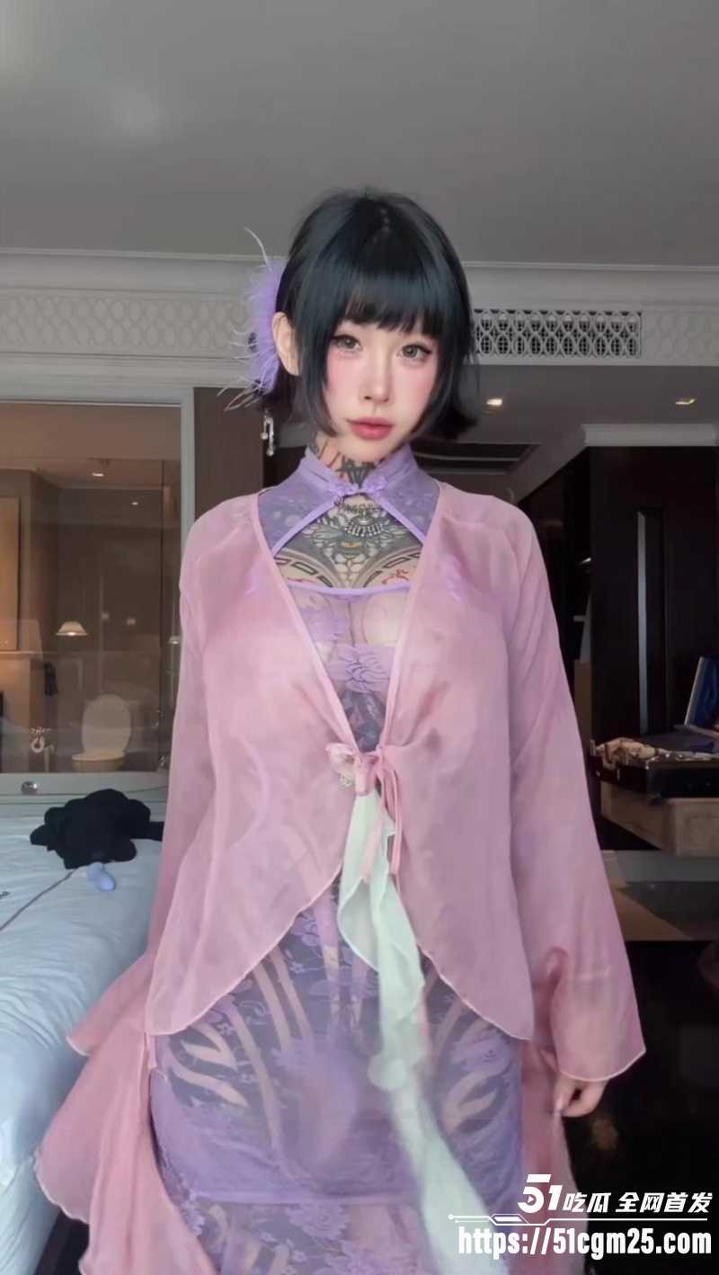 OF知名网黄 高乔尤美与gattouz0合体 超绝馒头逼被纹身老外打桩狂插 迅速肿起！