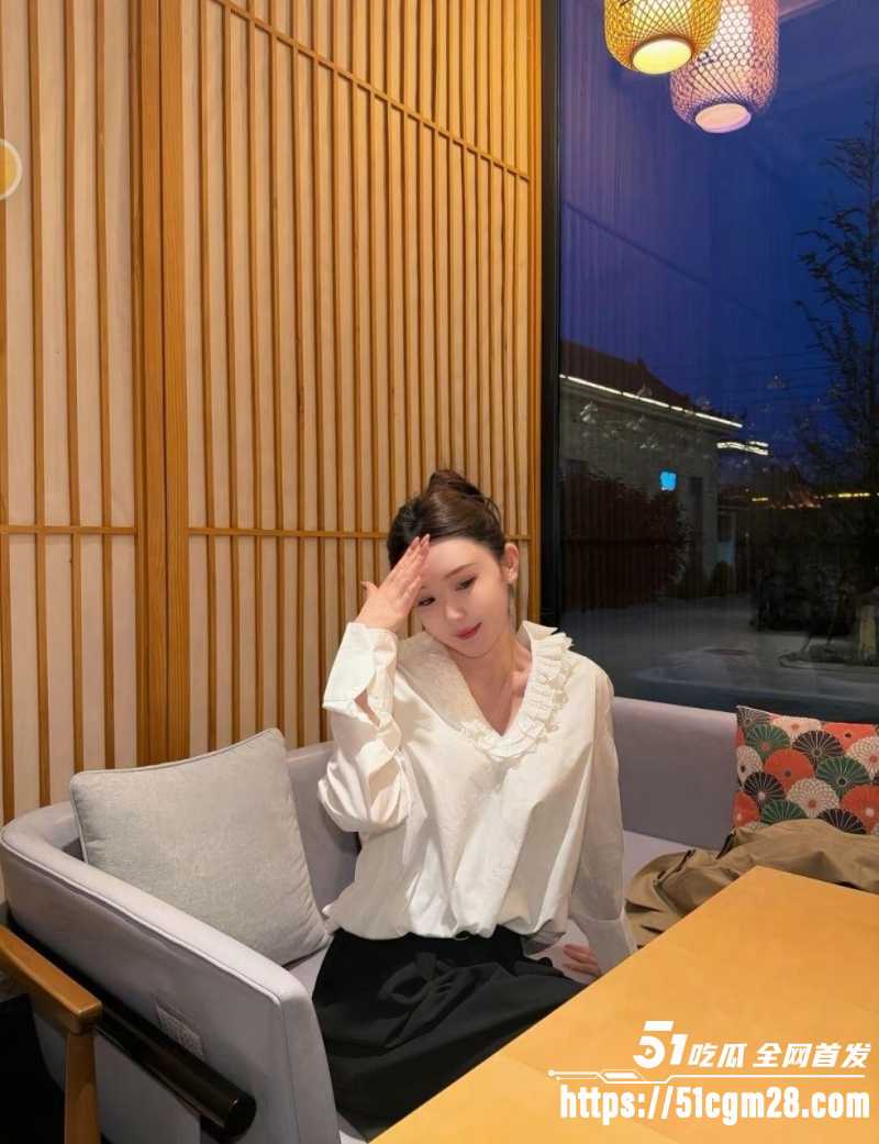 上海真实夫妻泄密 良家少妇母狗式趴着后入 小屁屁狂颤操着贼爽！