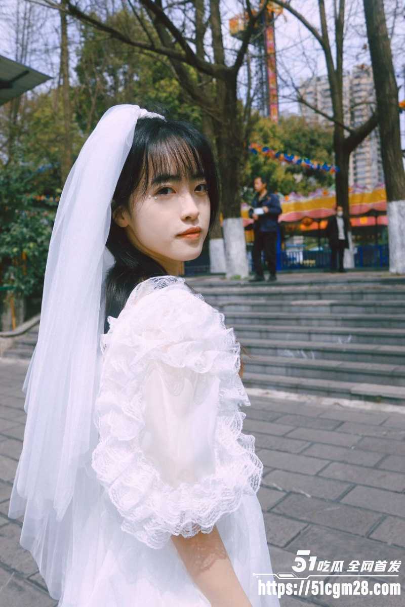 上海反差嫩妹 小雨 情侣自拍泄密 穿红肚兜跪舔口交后入 疯狂释放淫欲！