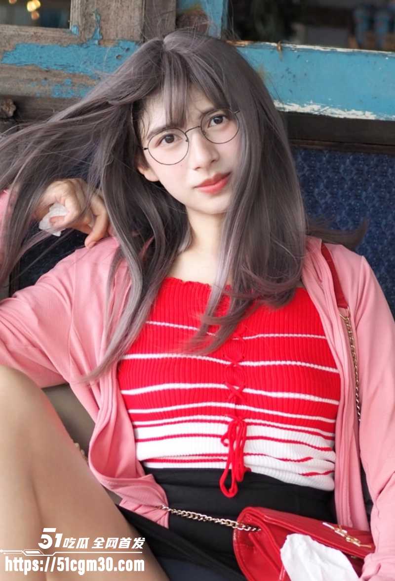 泰国美女 MARTINII 私定福利 亲手把毛茸肥穴剪成白虎 任主人舔吸
