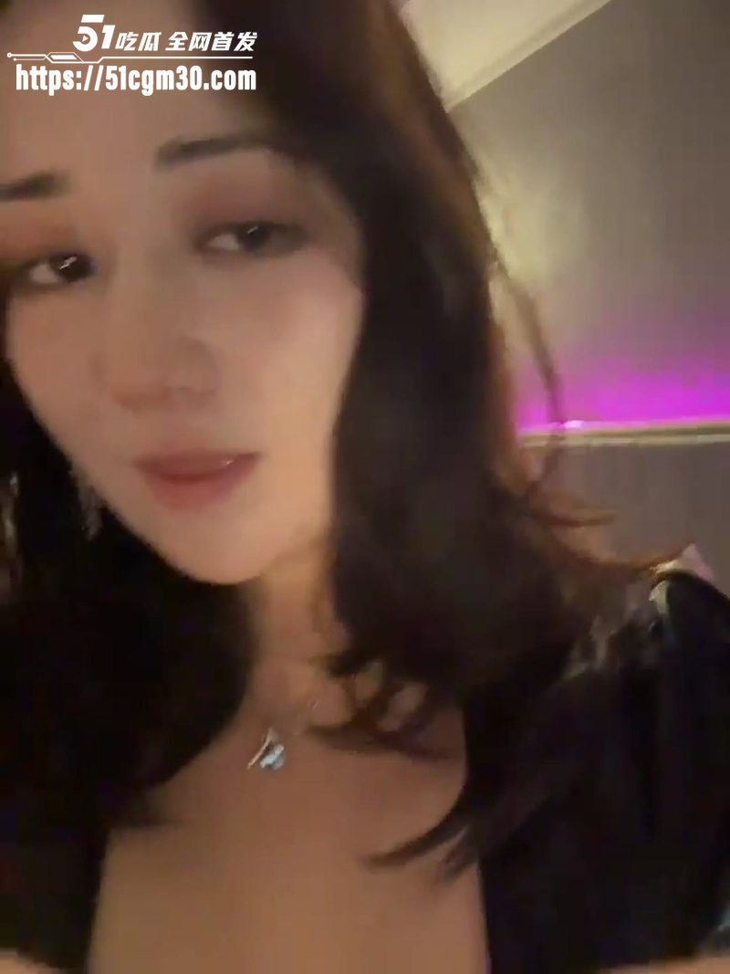 微胖丰满人妻直播自慰 肥乳诱人骚穴喷汁 多种道具抽插双眼迷离
