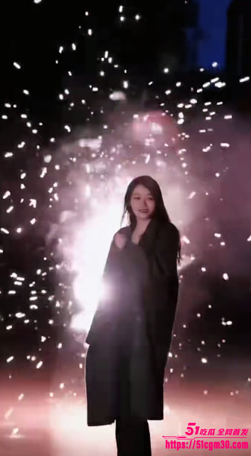 小红书美女博主性爱自拍 身着黑丝制服床上淫态拉满 多姿势打桩高潮叠加