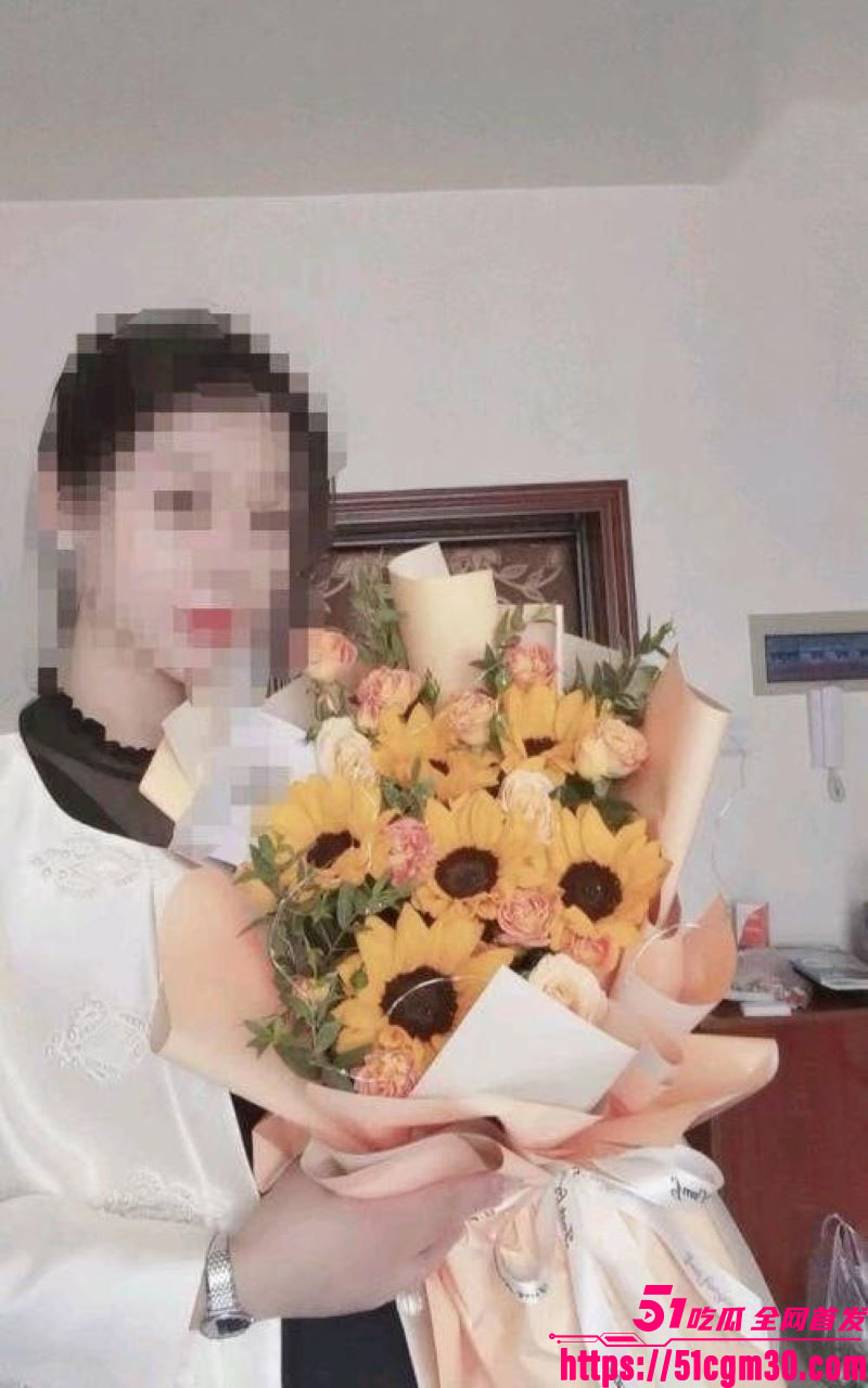 乱伦大神 我的妈妈是脚模 妈妈夜不归宿被情人操 我趁机带醉酒小姨回家狂干