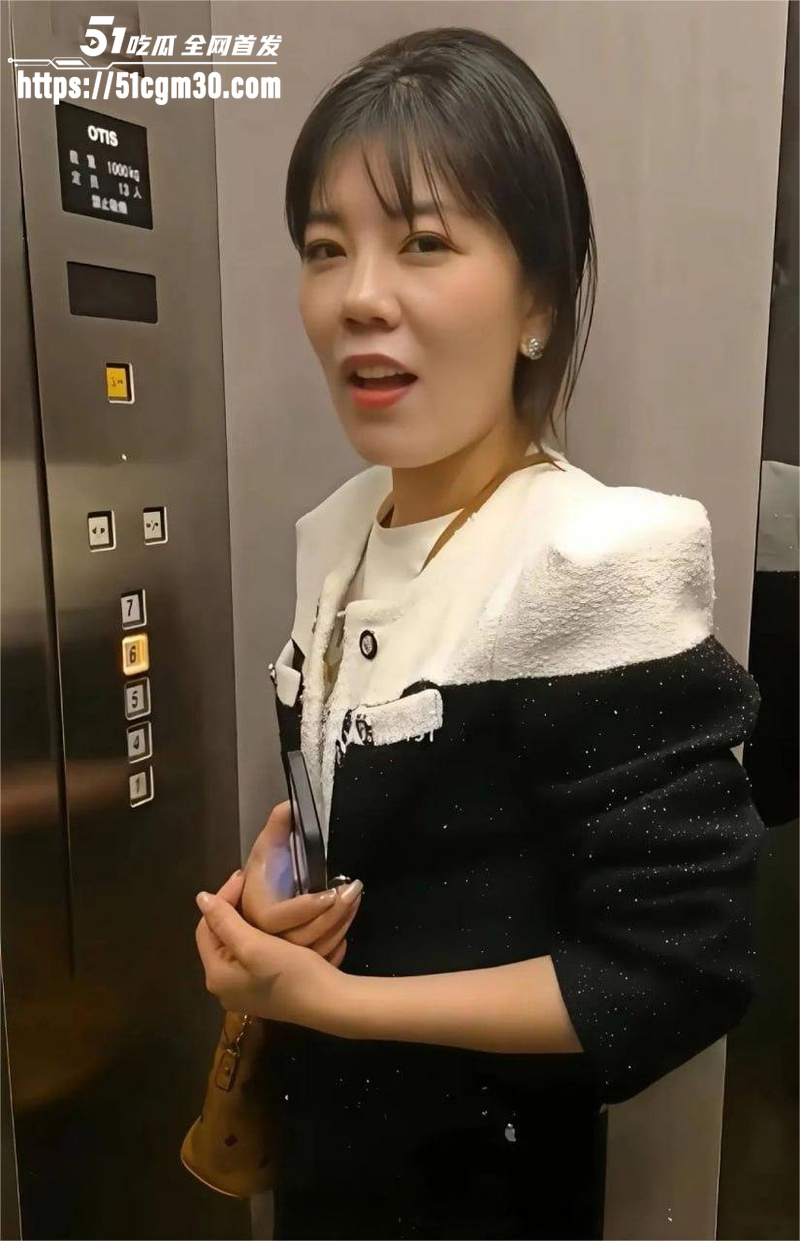 电梯少妇 孙晔子 再度爆红网络 丰腴美女跪地口交淋尿 无套爆操多视角呈现淫骚